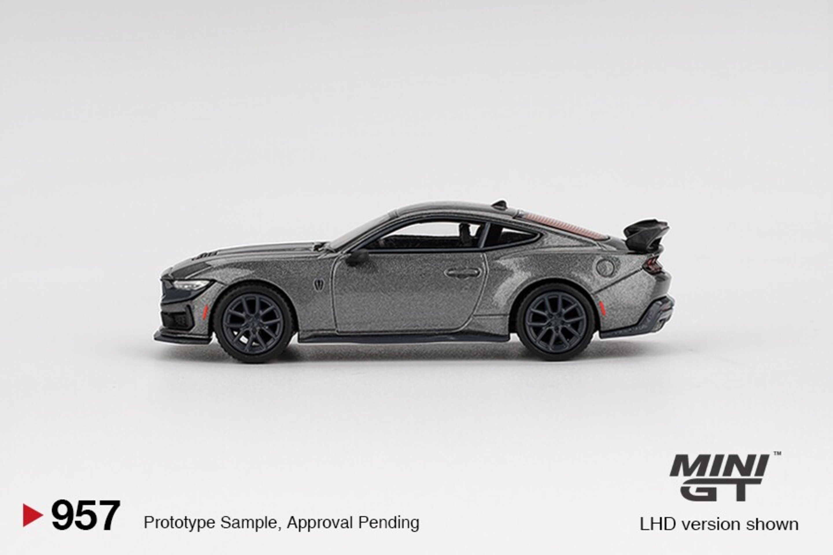 Ford Mustang Dark Horse  2024 Carbonized Gray Mini GT 1/64( PRE VENTA ) - 4