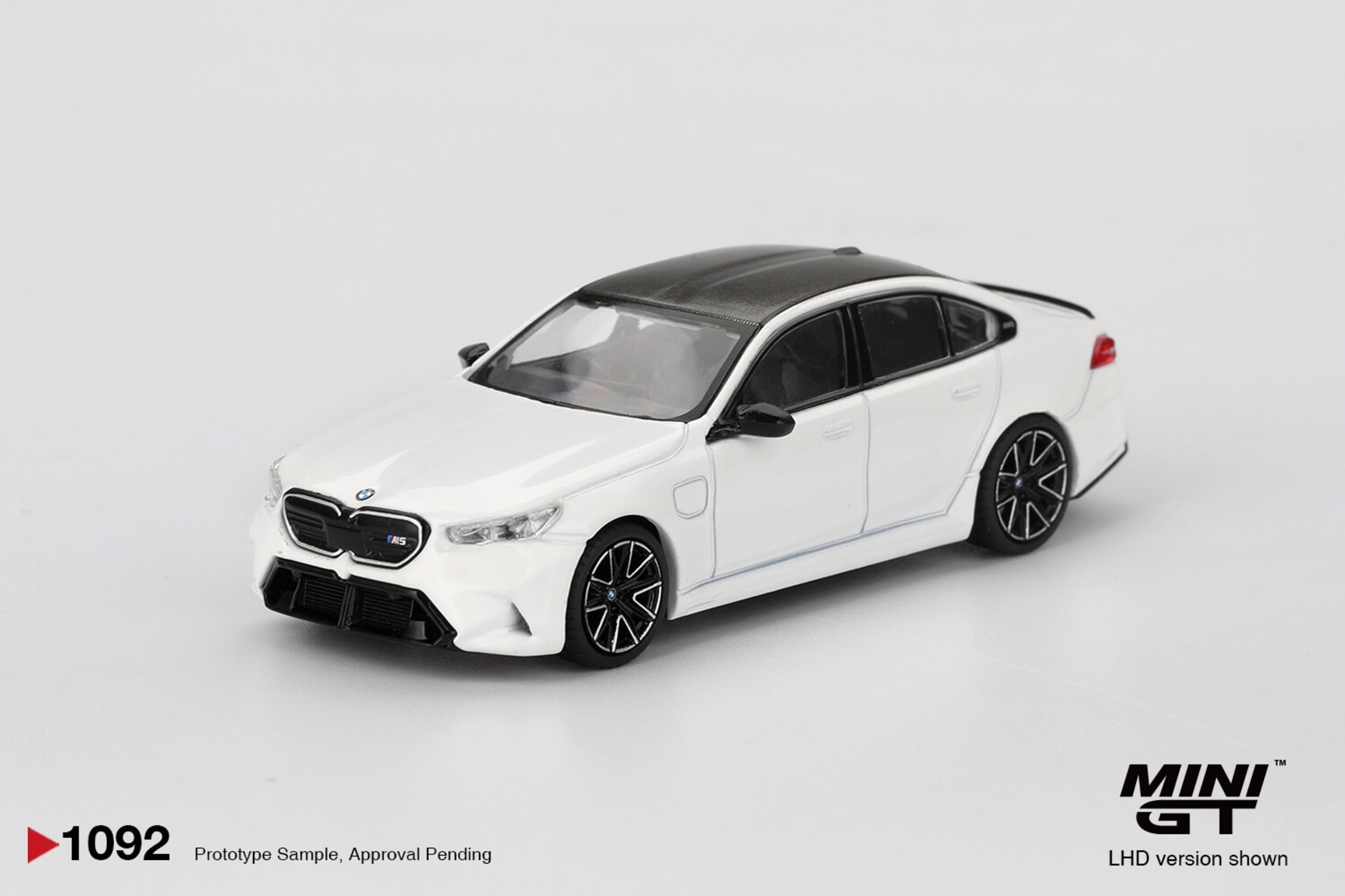 (PRE VENTA) MINI GT 1:64 BMW M5 (G90) ALPINE WHITE 2025 - 2