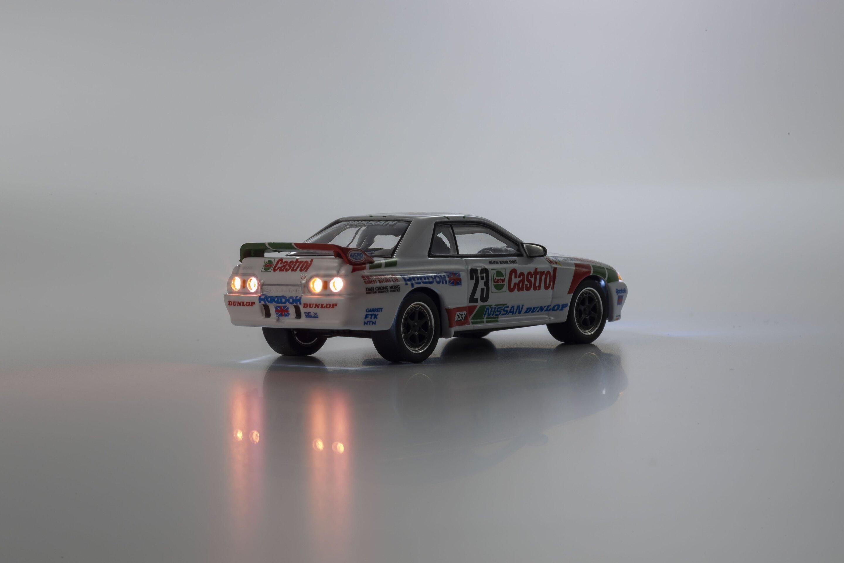 KYOSHO Castrol Skyline GT-R Gr.A 1990 #23  with LED (PRE VENTA) - 3