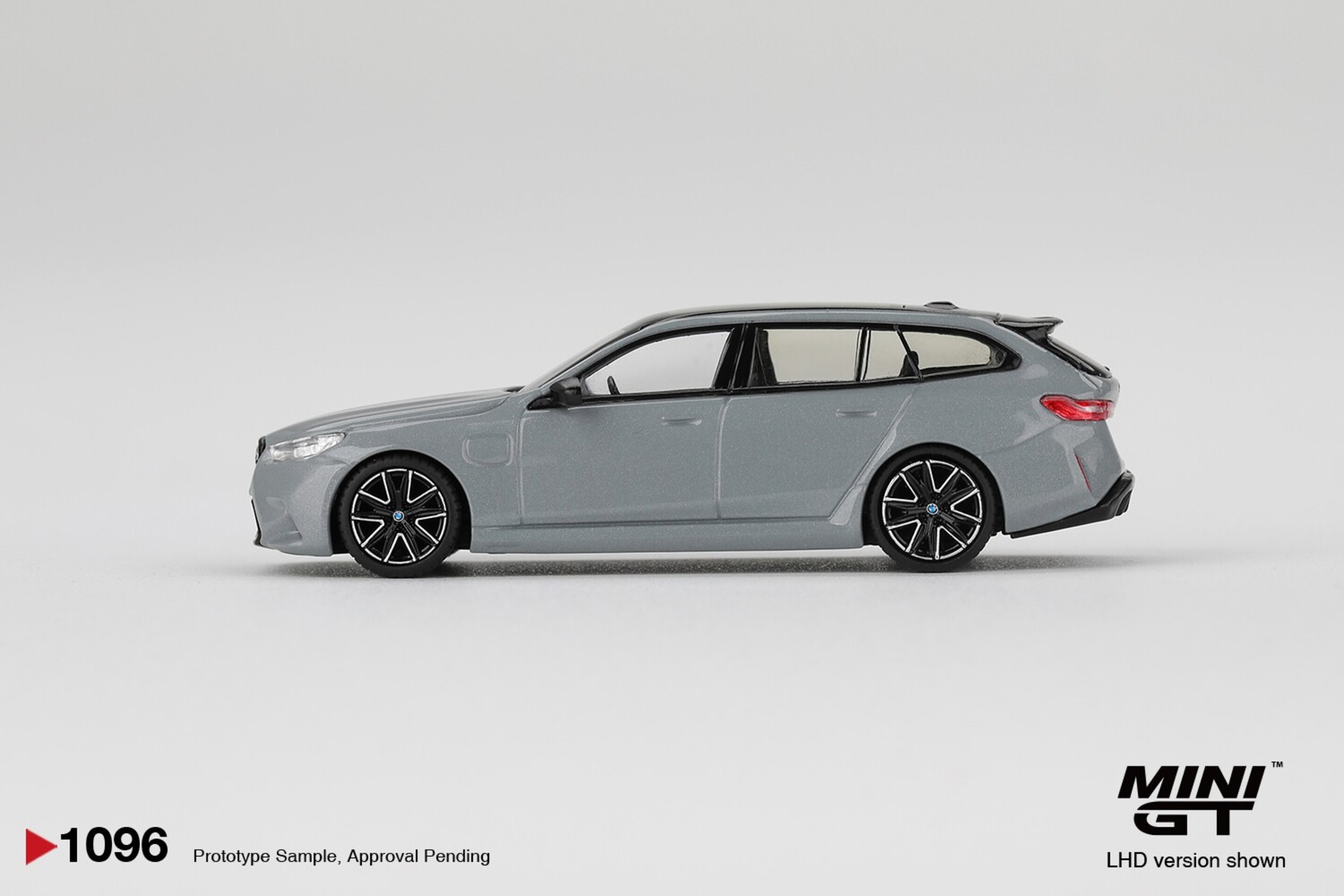 MGT01096-L Mini GT 1:64 BMW M5 (G99) TOURING BROOKLYN GREY METALLIC 2025 - 2