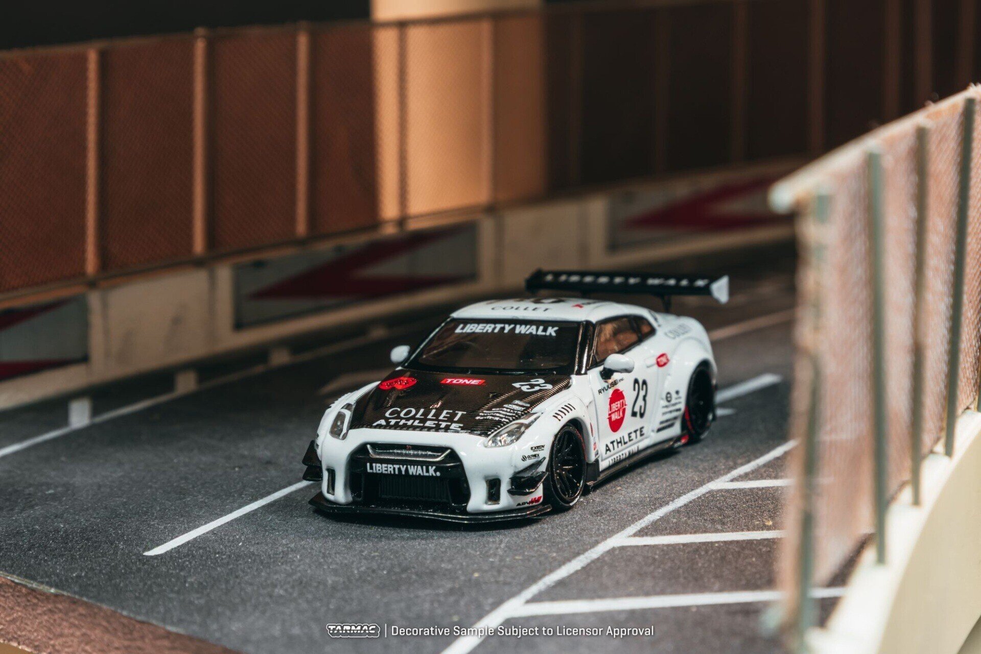 (PRE VENTA) 1:64 NISSAN GT-R (R35) LB WORKS TYPE 2 WHITE ATHLETE TARMAC WORKS - 4
