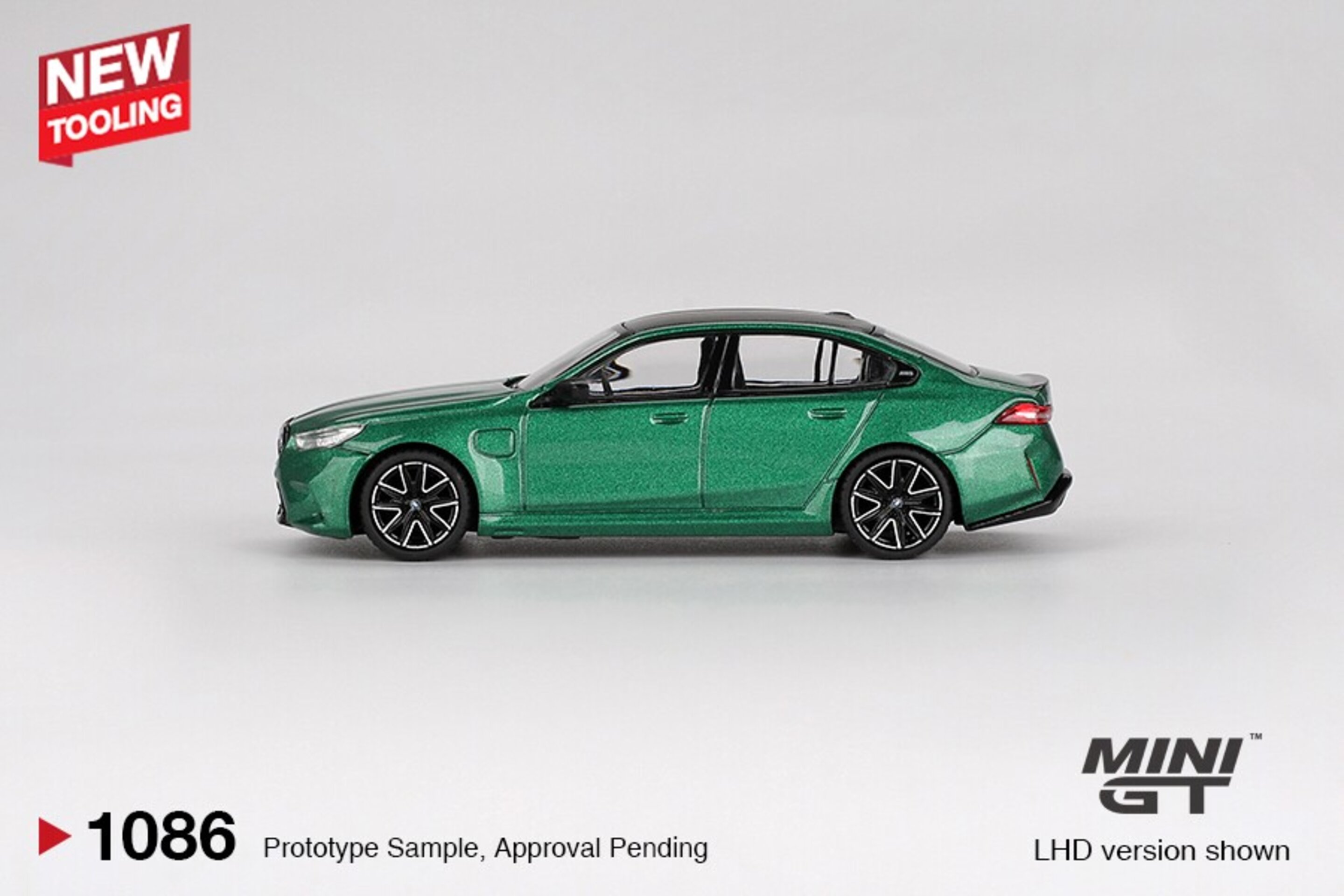 (PRE VENTA) Mini GT 1:64 BMW M5 (G90) Isle of Man Green Metallic 2024 - 4