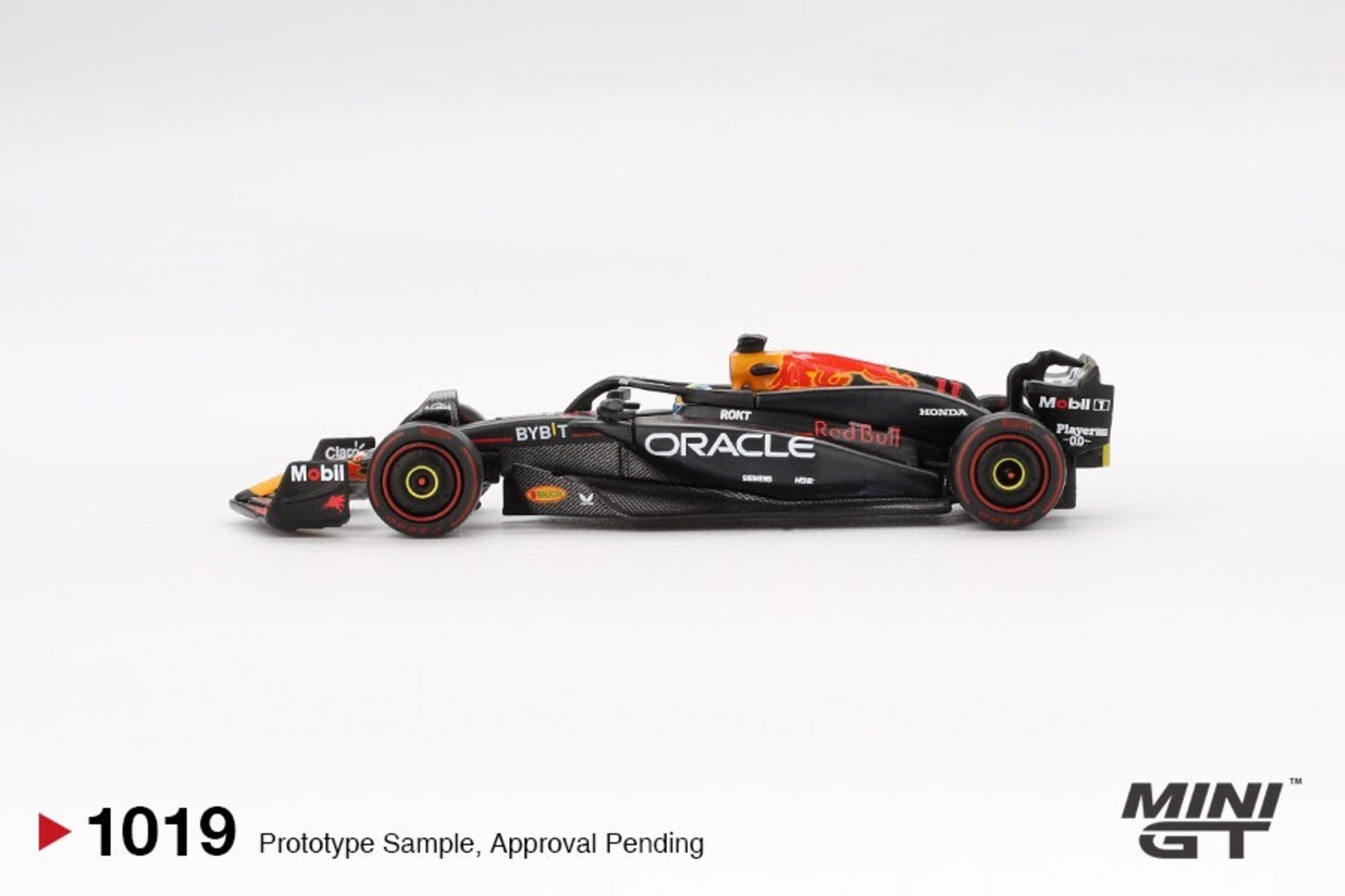 (PRE VENTA) 1:64 REDBULL RACING RB20 #11 SERGIO PEREZ BAHRAIN GP 2ND PLACE 2024 - 3