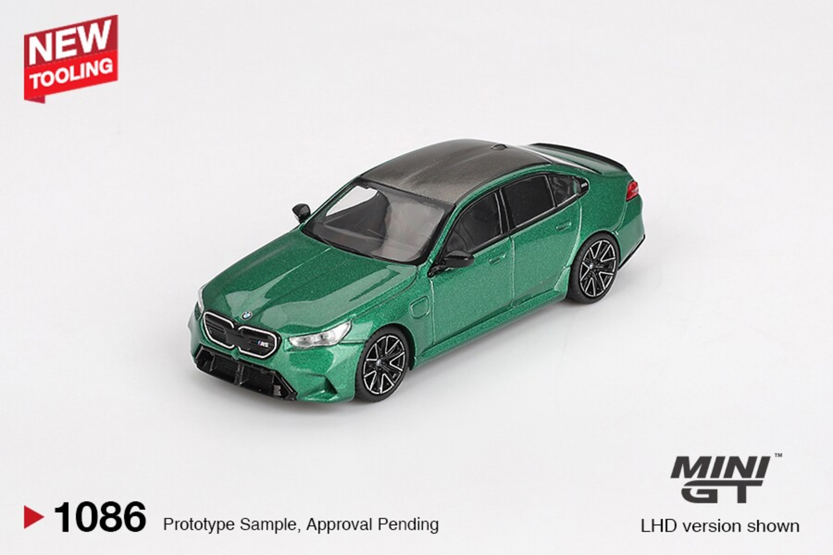 (PRE VENTA) Mini GT 1:64 BMW M5 (G90) Isle of Man Green Metallic 2024 - 2