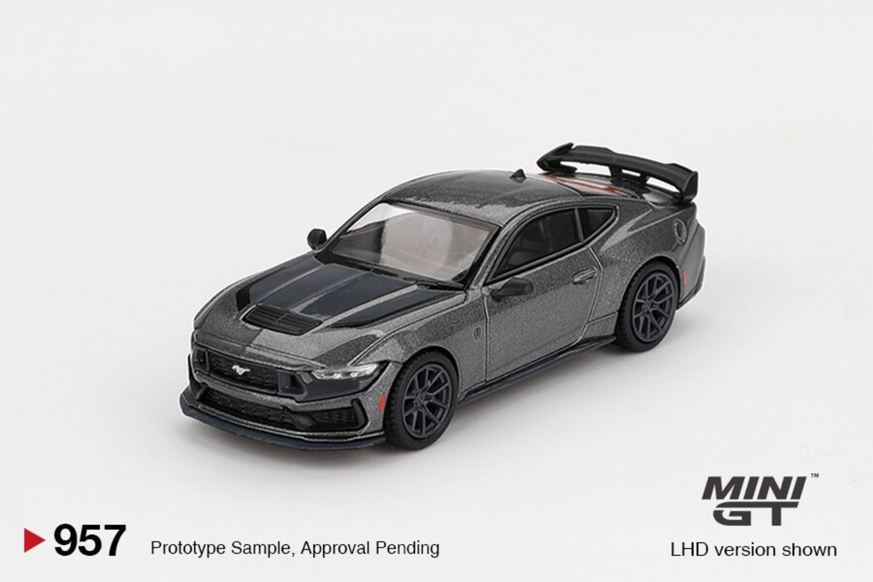Ford Mustang Dark Horse  2024 Carbonized Gray Mini GT 1/64( PRE VENTA ) - 2